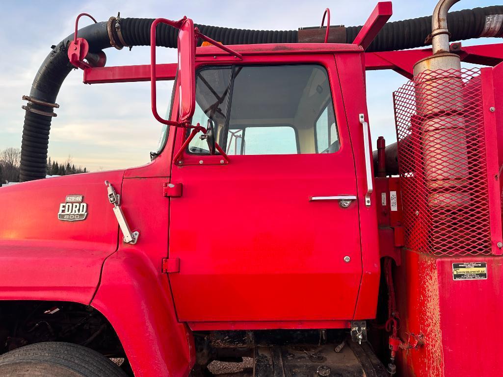 (TITLE) 1983 Ford 800 vac truck, single axle, Ford 429 gas engine, 5x2 trans, Vactor 810 sewer