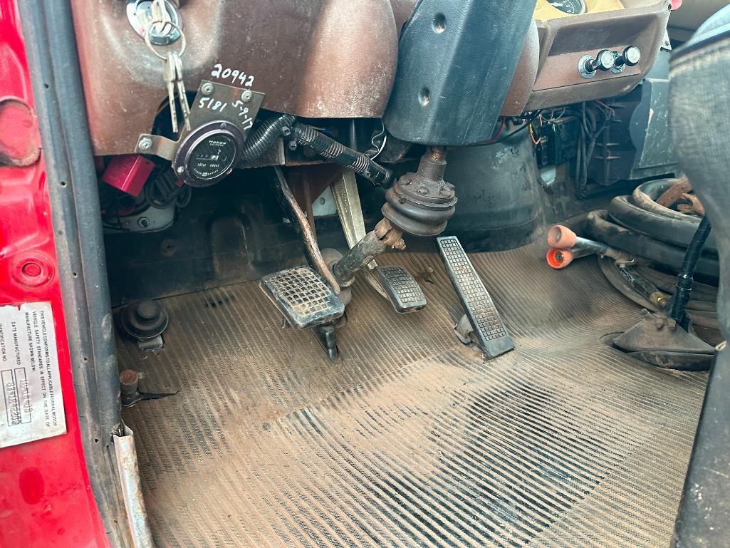 (TITLE) 1983 Ford 800 vac truck, single axle, Ford 429 gas engine, 5x2 trans, Vactor 810 sewer