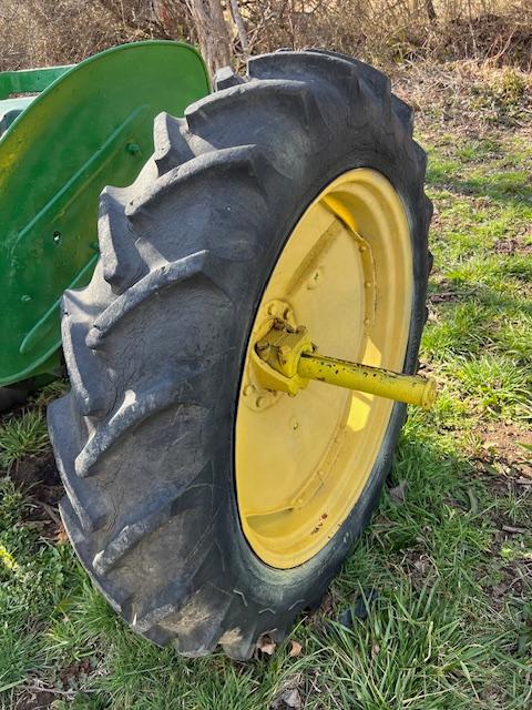 John Deere Antique Farm Tractor Runs and Works , new paint and decals