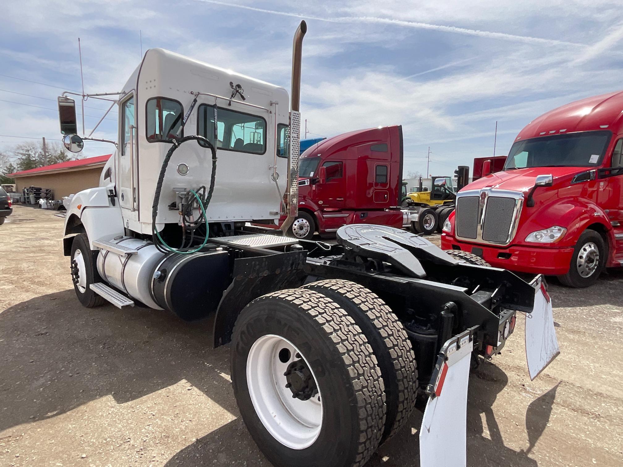 2016 Kenworth T440 Daycab