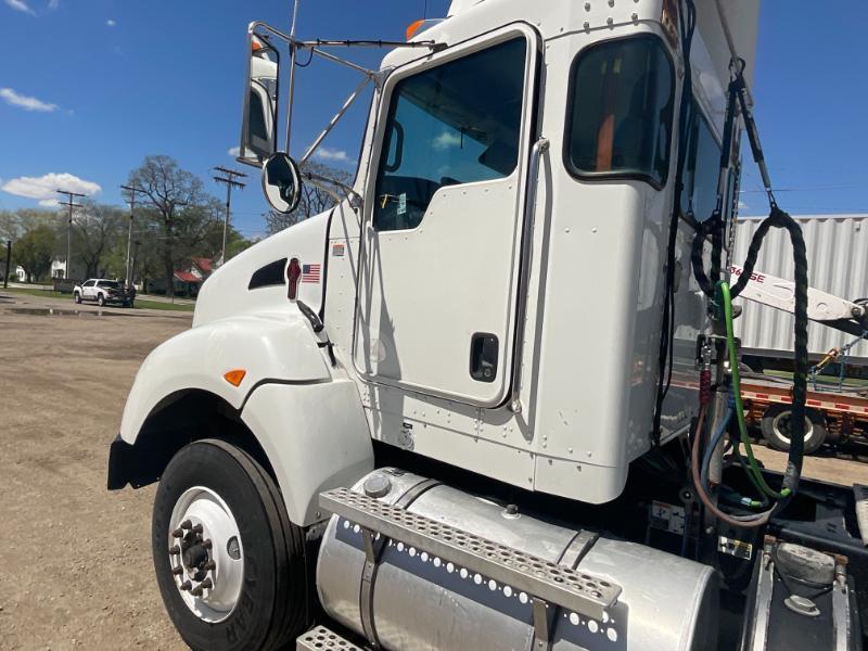 2012 Kenworth T440 Day Cab