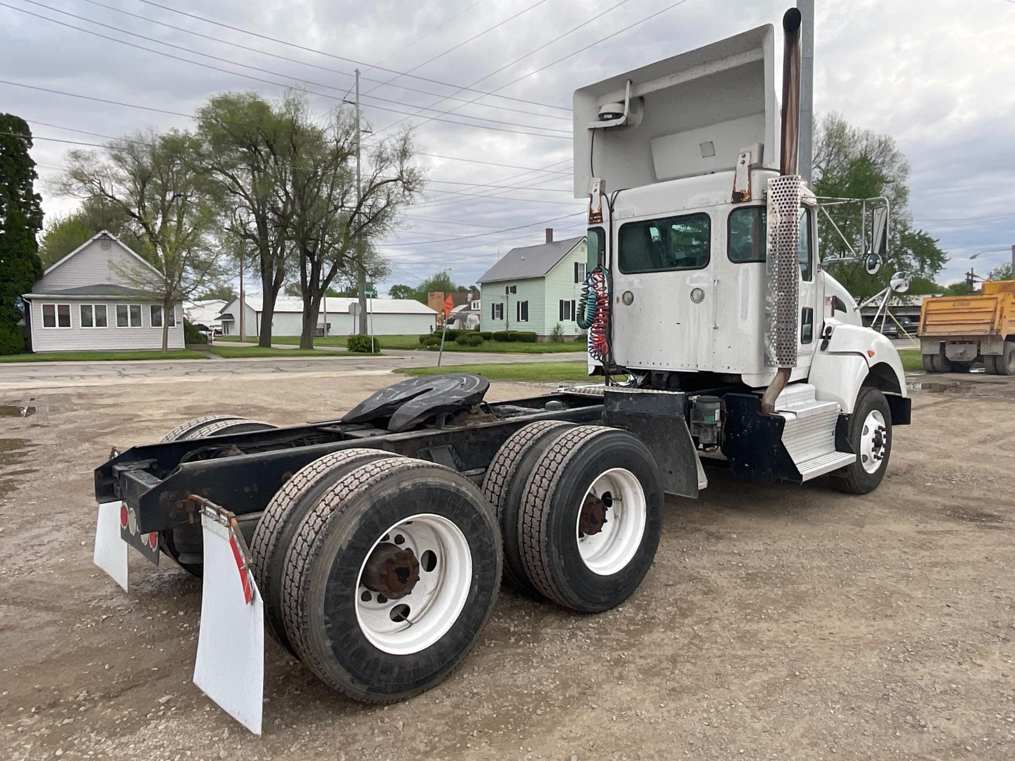 2012 Kenworth T440 Day Cab