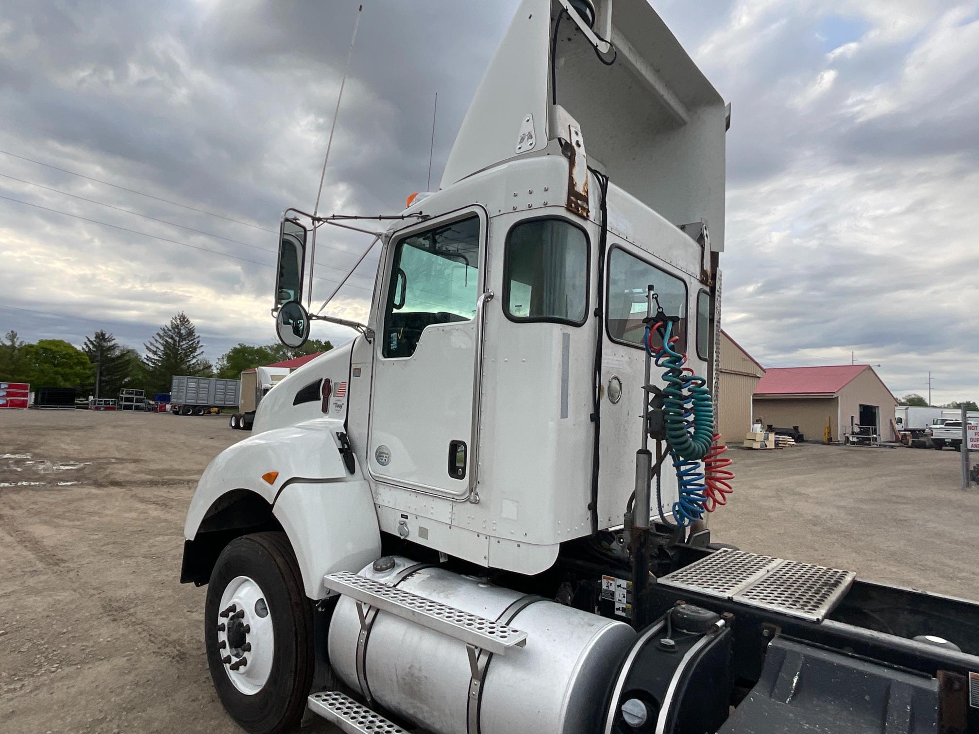 2012 Kenworth T440 Day Cab