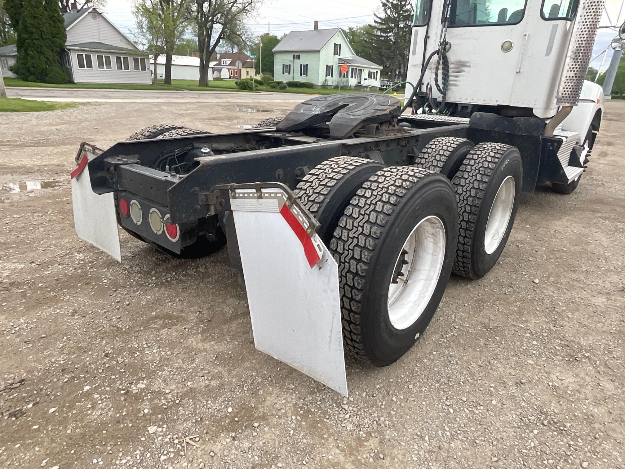 2012 Kenworth T440 Day Cab