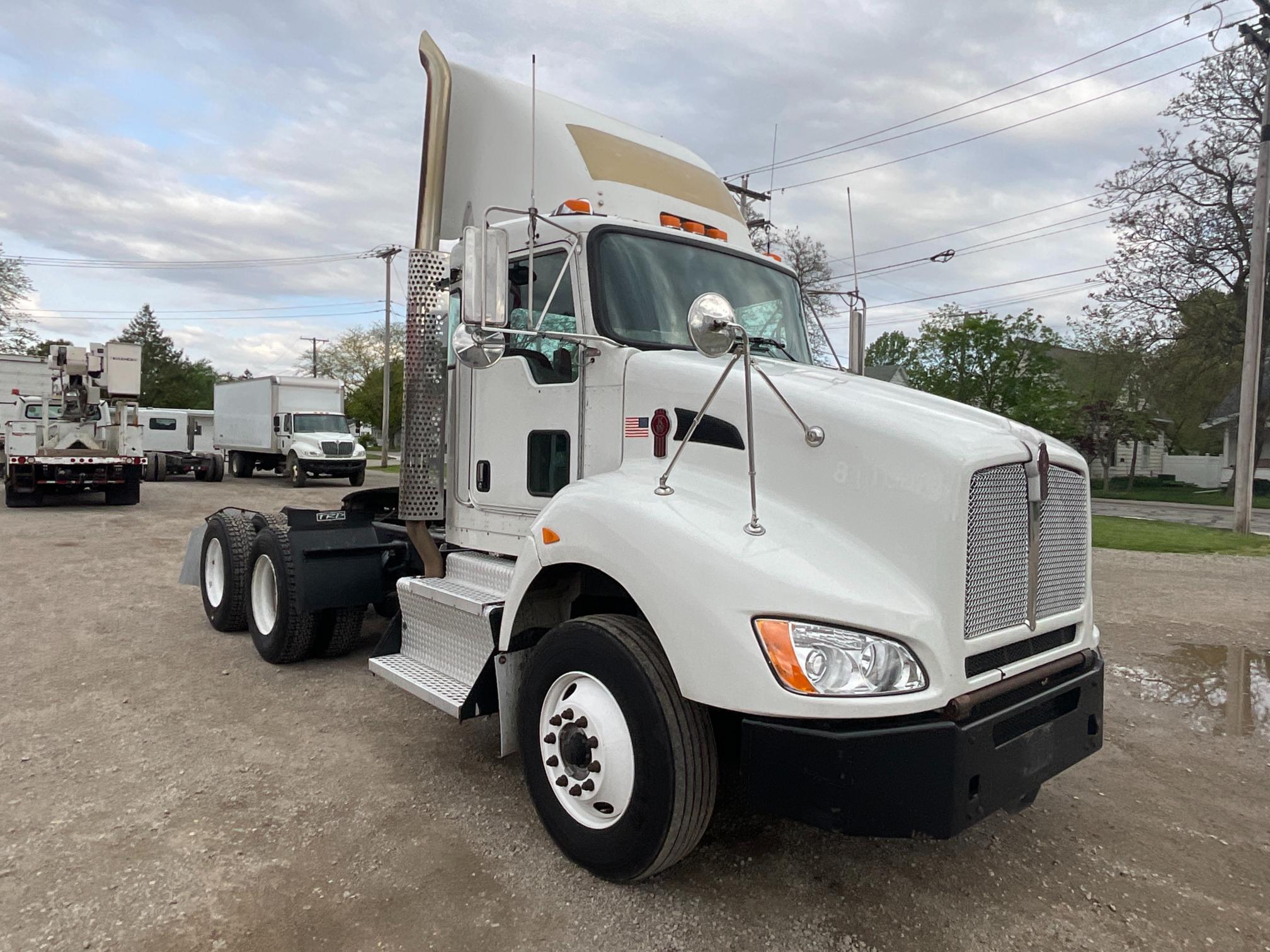 2012 Kenworth T440 Day Cab