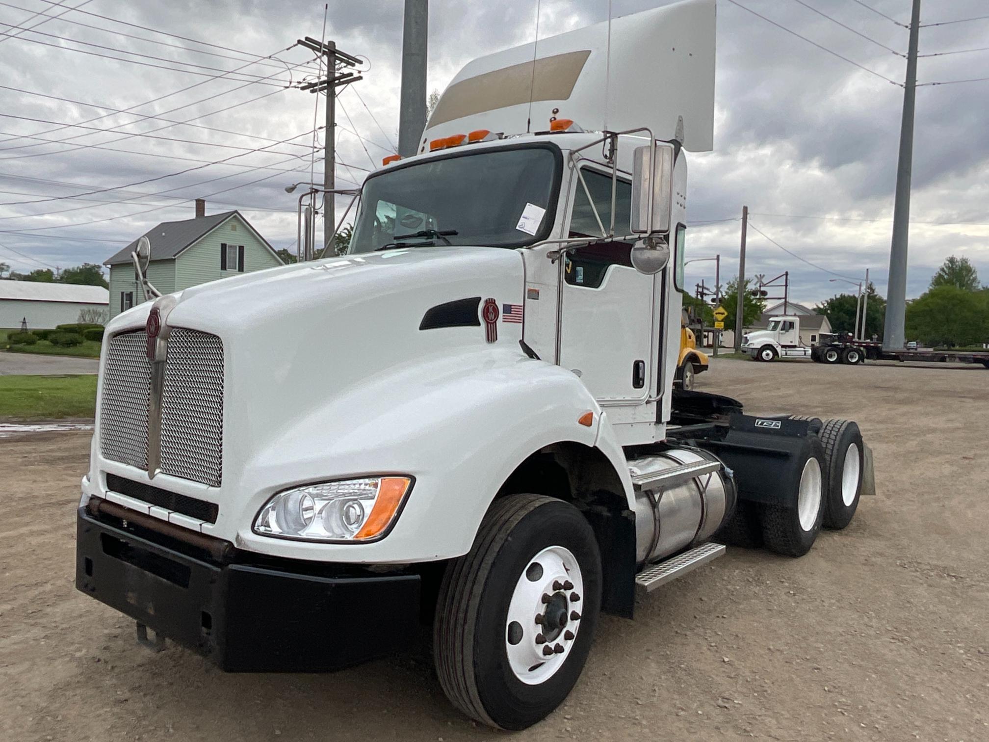 2013 Kenworth T440 Day Cab