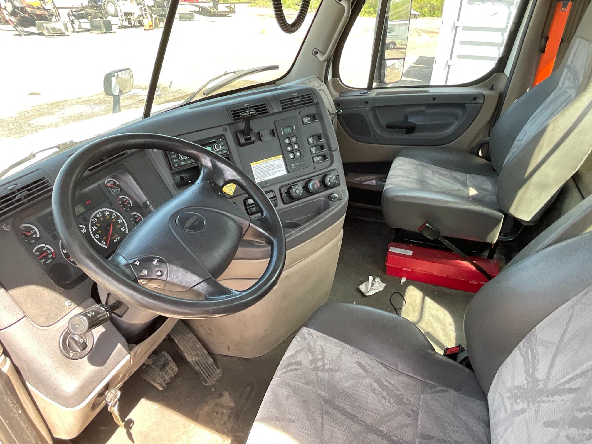 2016 Freightliner CA125 Day Cab