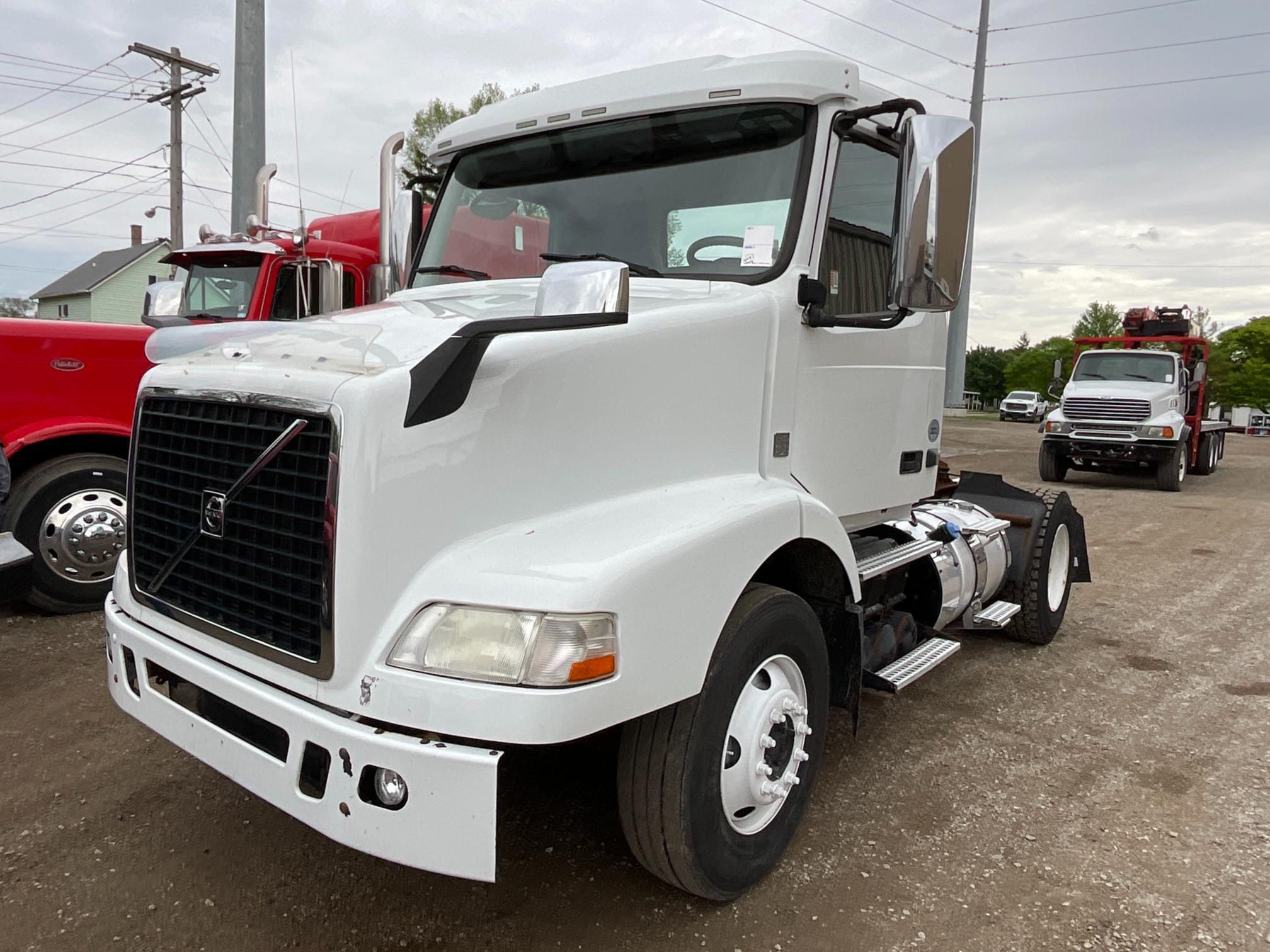 2015 Volvo VNM Day Cab