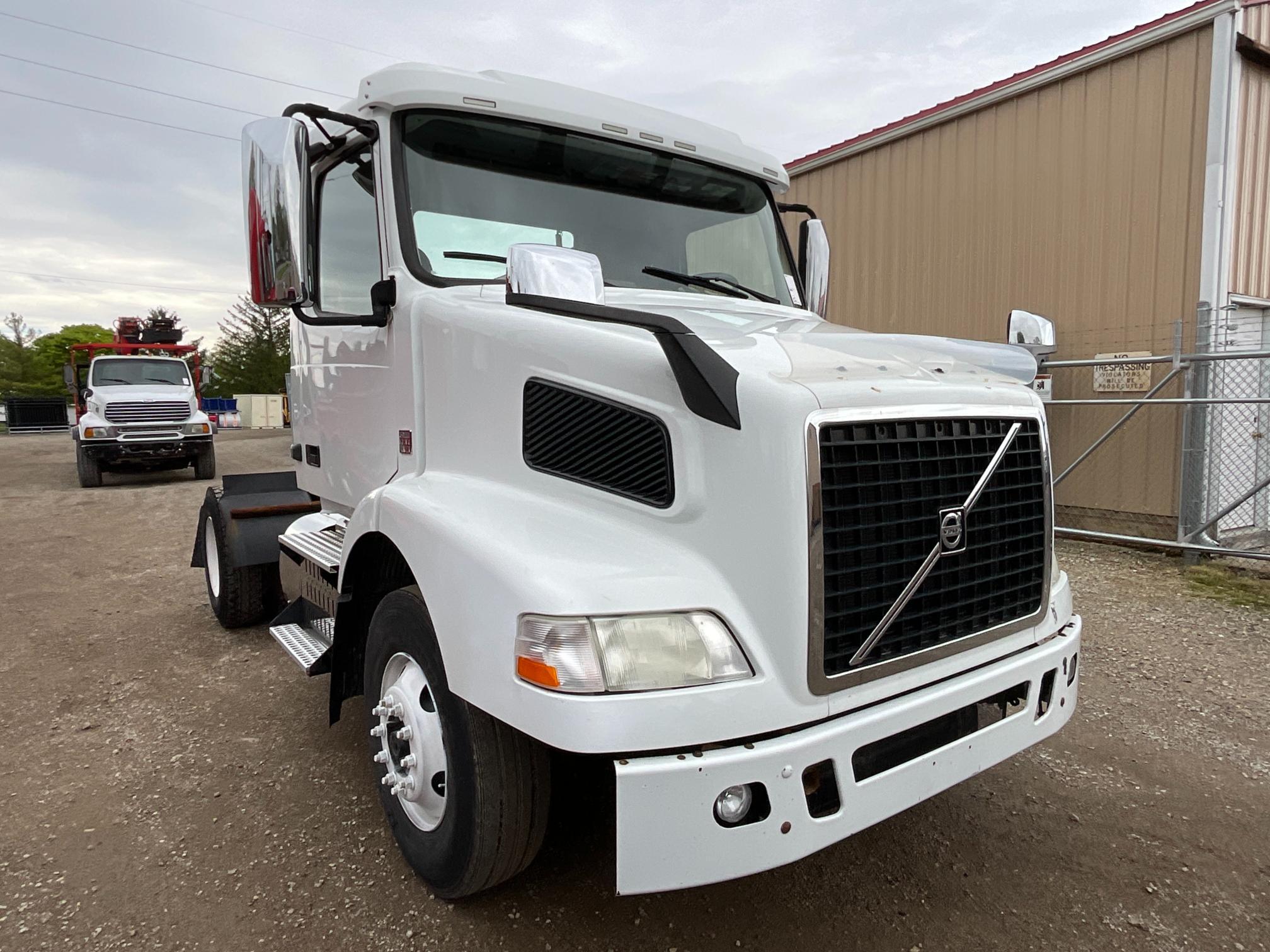 2015 Volvo VNM Day Cab