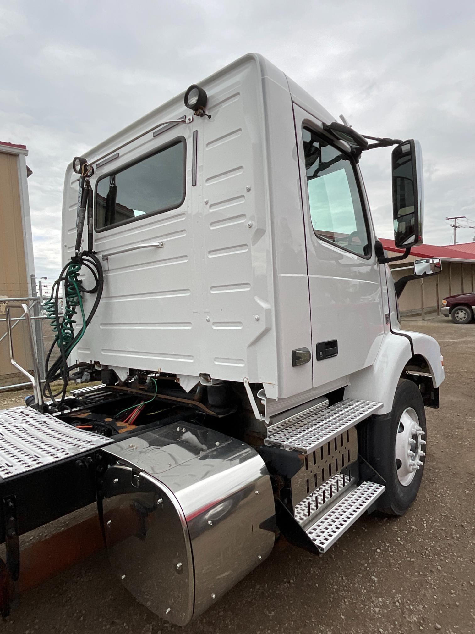 2015 Volvo VNM Day Cab