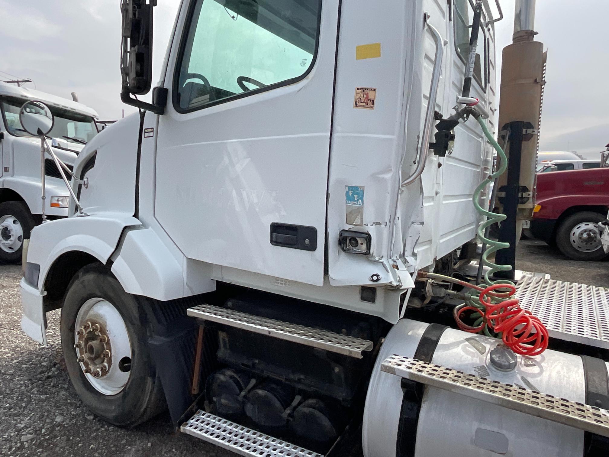 2006 Volvo VNL Day Cab