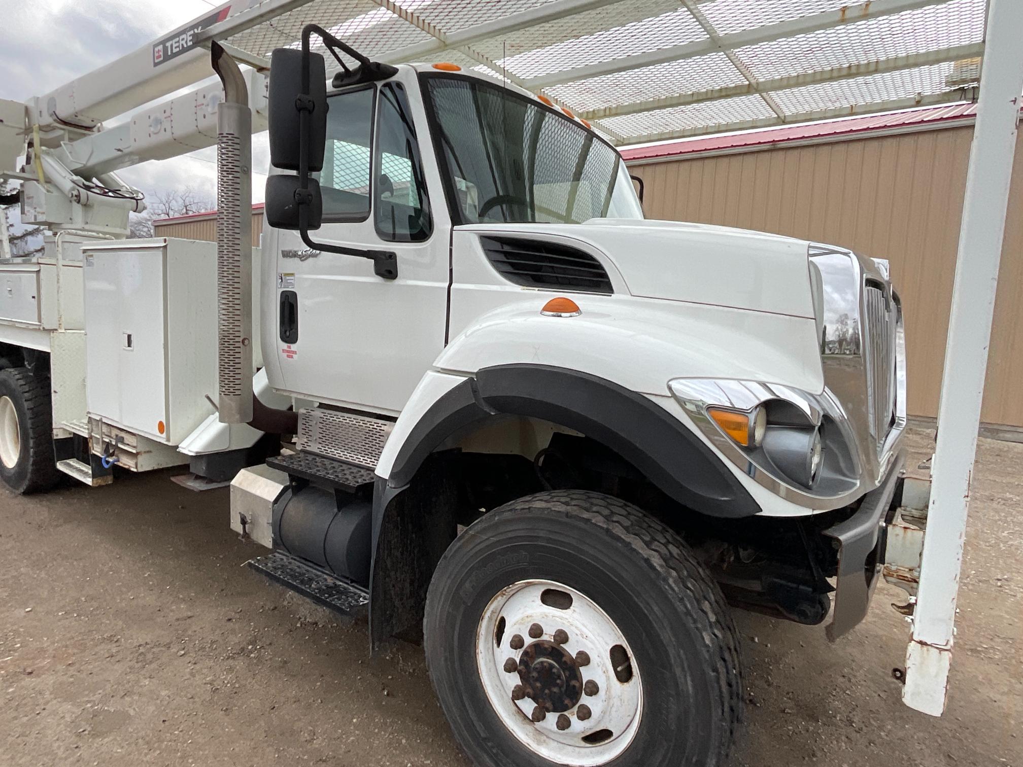 2014 International 7400 Bucket Truck