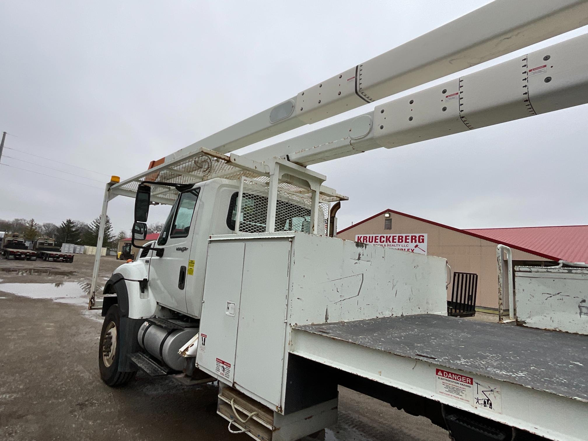 2013 International 7400 Bucket Truck