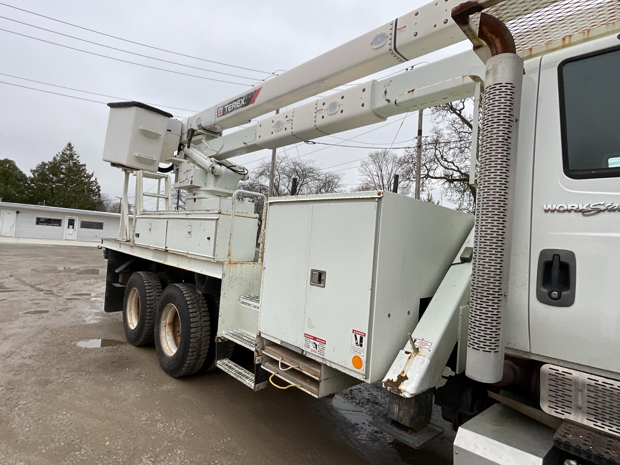 2013 International 7400 Bucket Truck