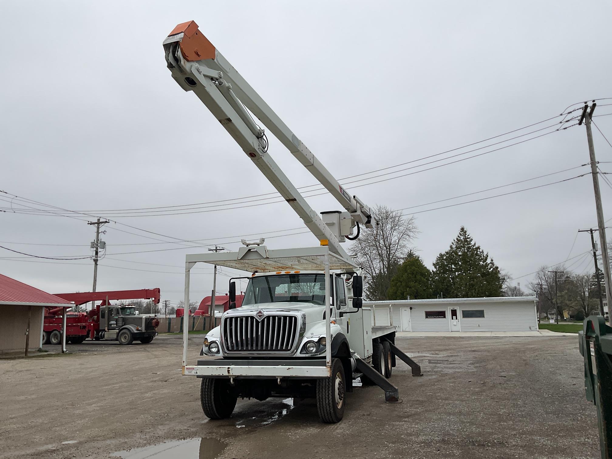 2013 International 7400 Bucket Truck