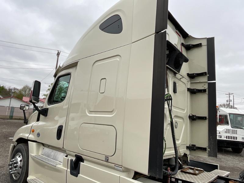 2014 Freightliner CA125 Sleeper