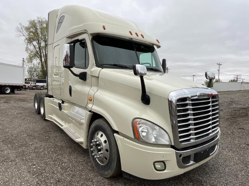 2014 Freightliner CA125 Sleeper