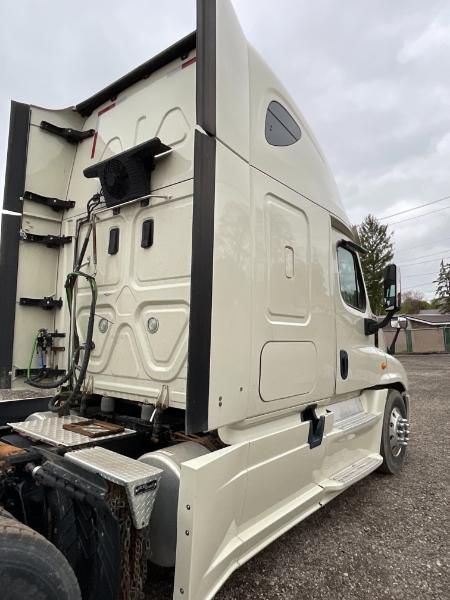 2014 Freightliner CA125 Sleeper