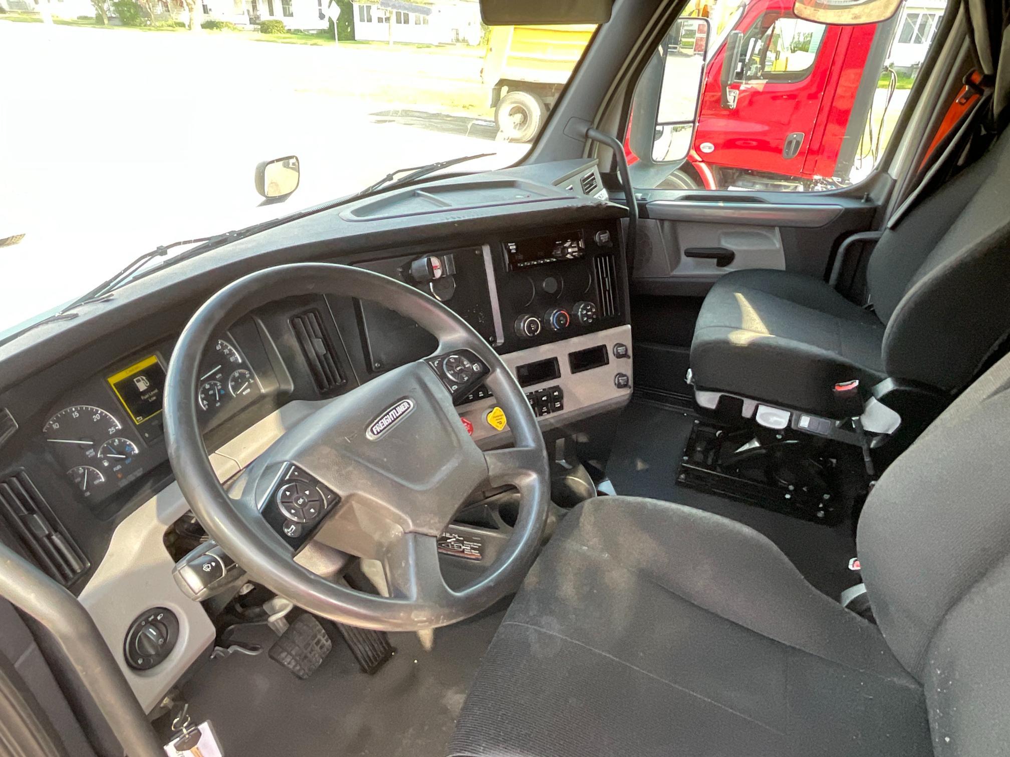 2019 Freightliner Cascadia Sleeper