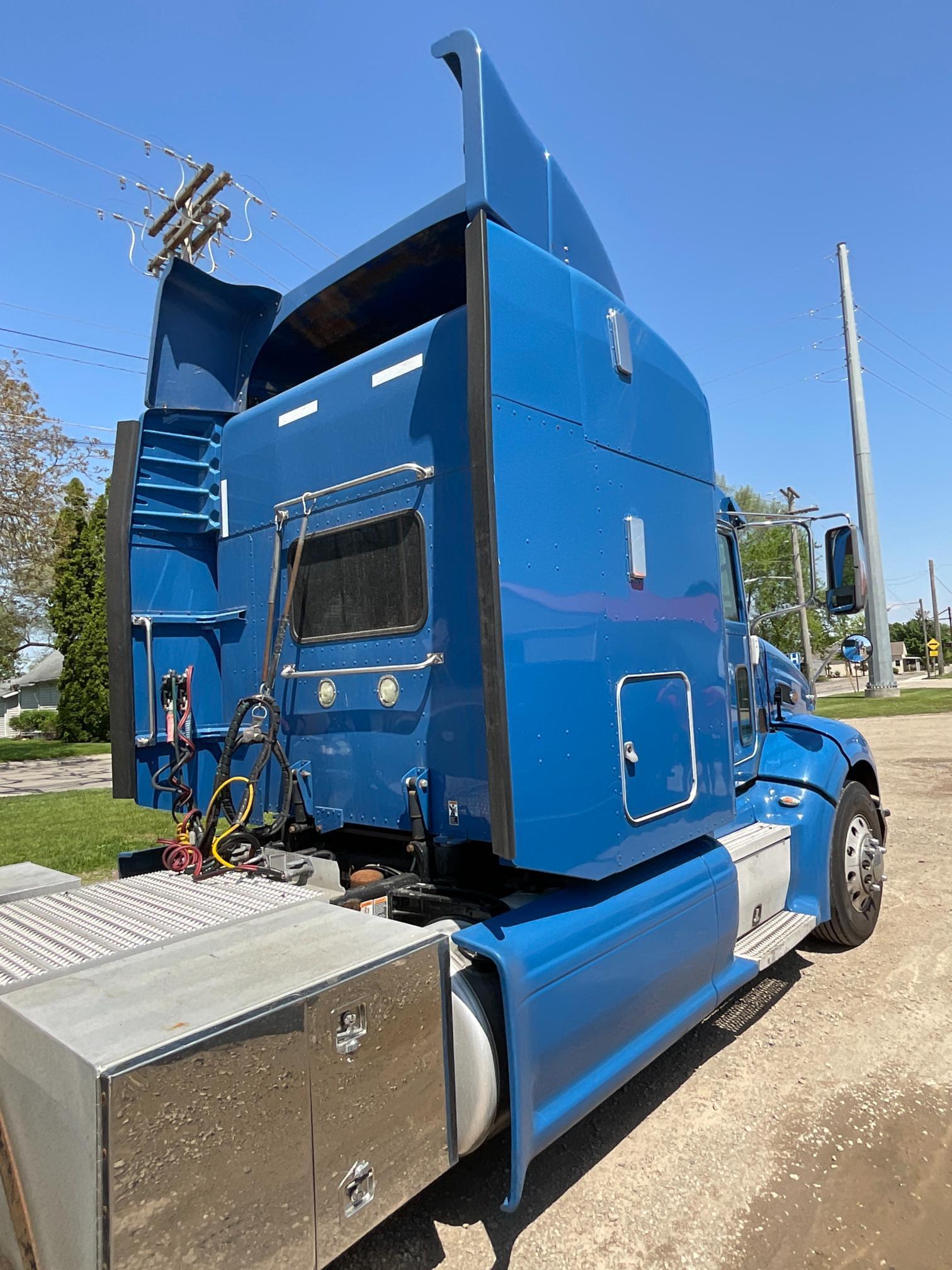 2013 Peterbilt 384 Sleeper