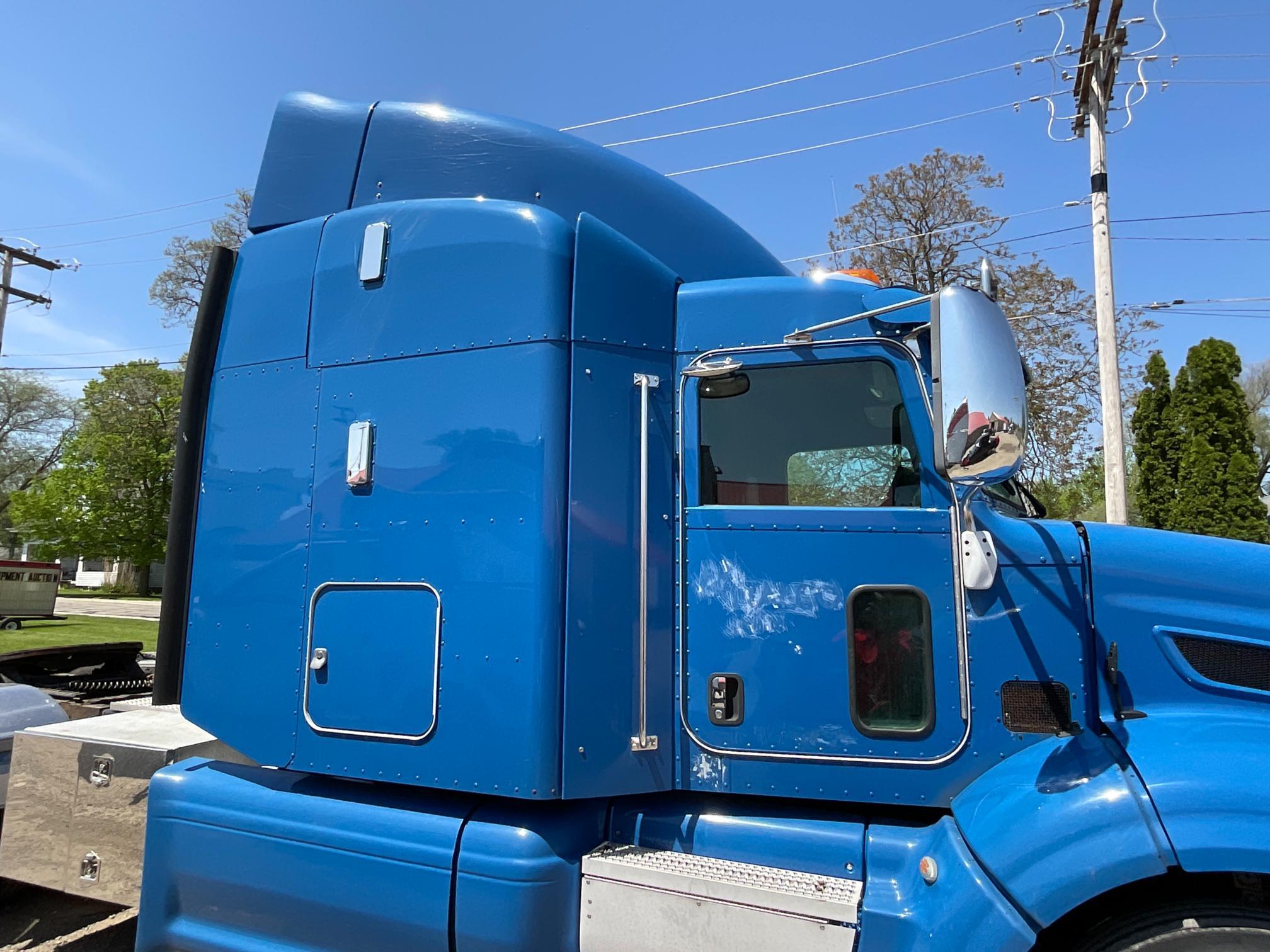 2013 Peterbilt 384 Sleeper