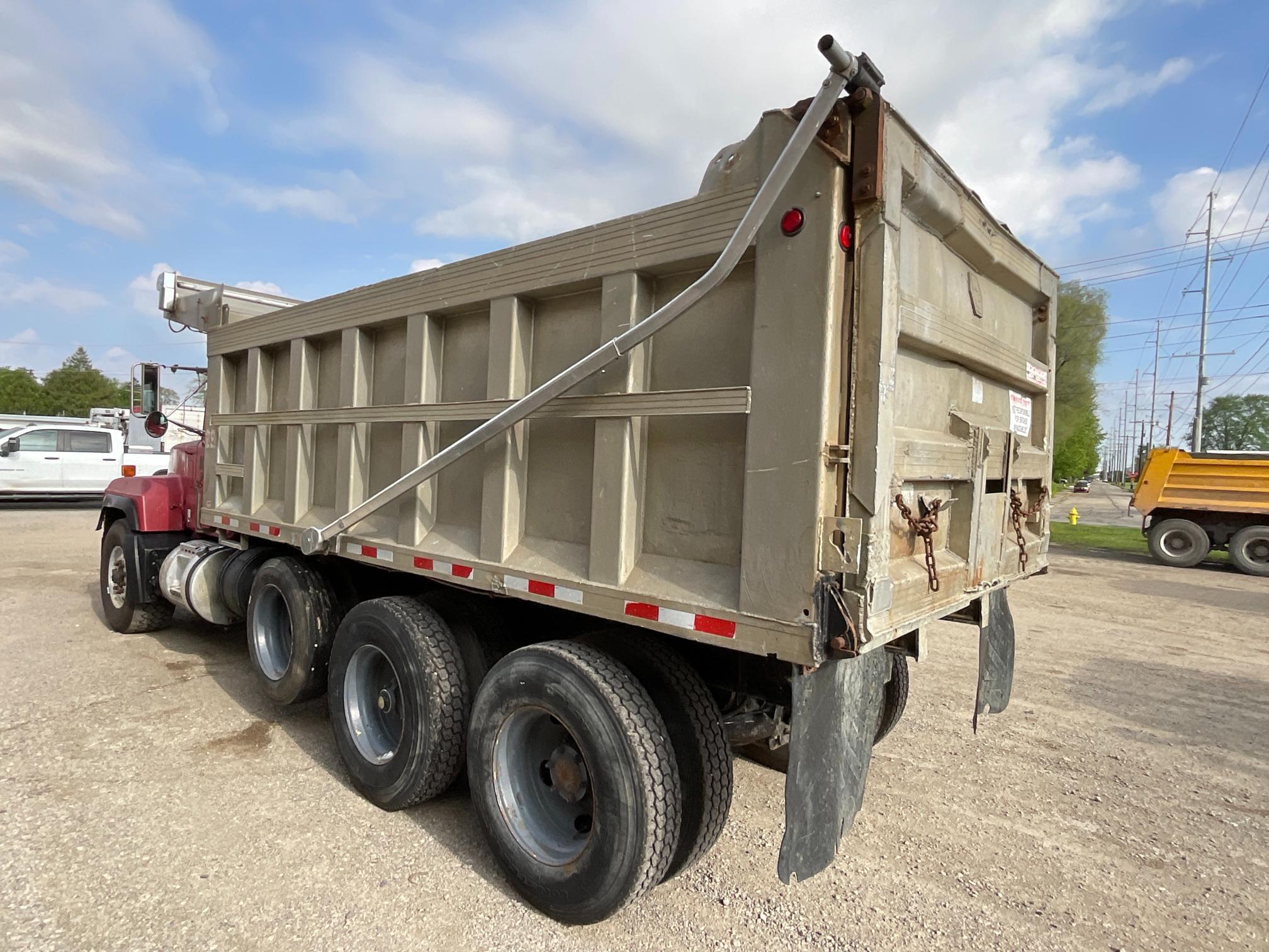 2000 Mack RD688S Dumptruck