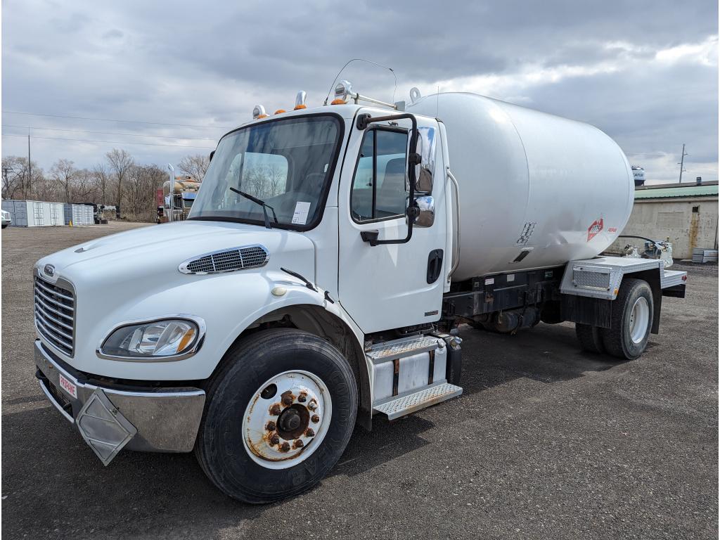 2011 Freightliner M2106 LP Truck