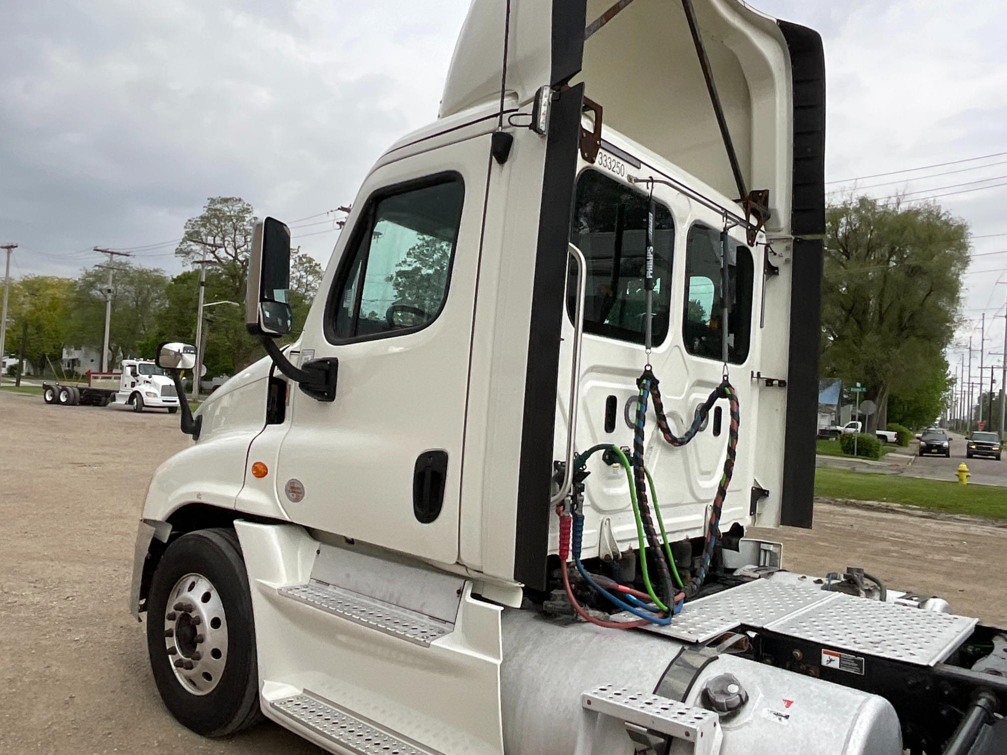 2018 Freightliner CA125 Daycab