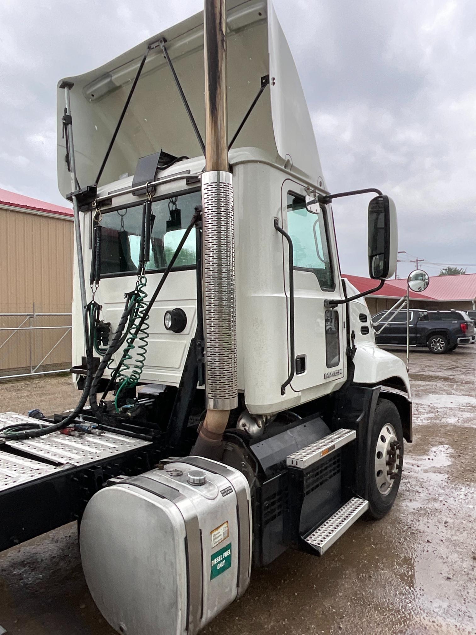 2018 Mack CXU613 Daycab