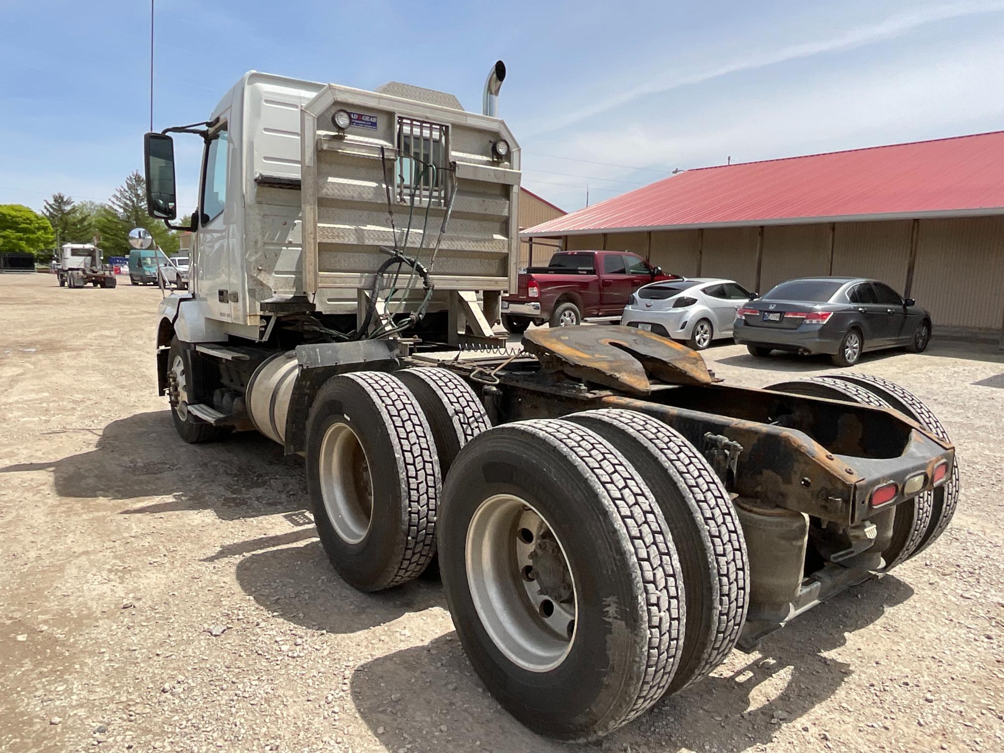 2007 Volvo VNL64T Daycab