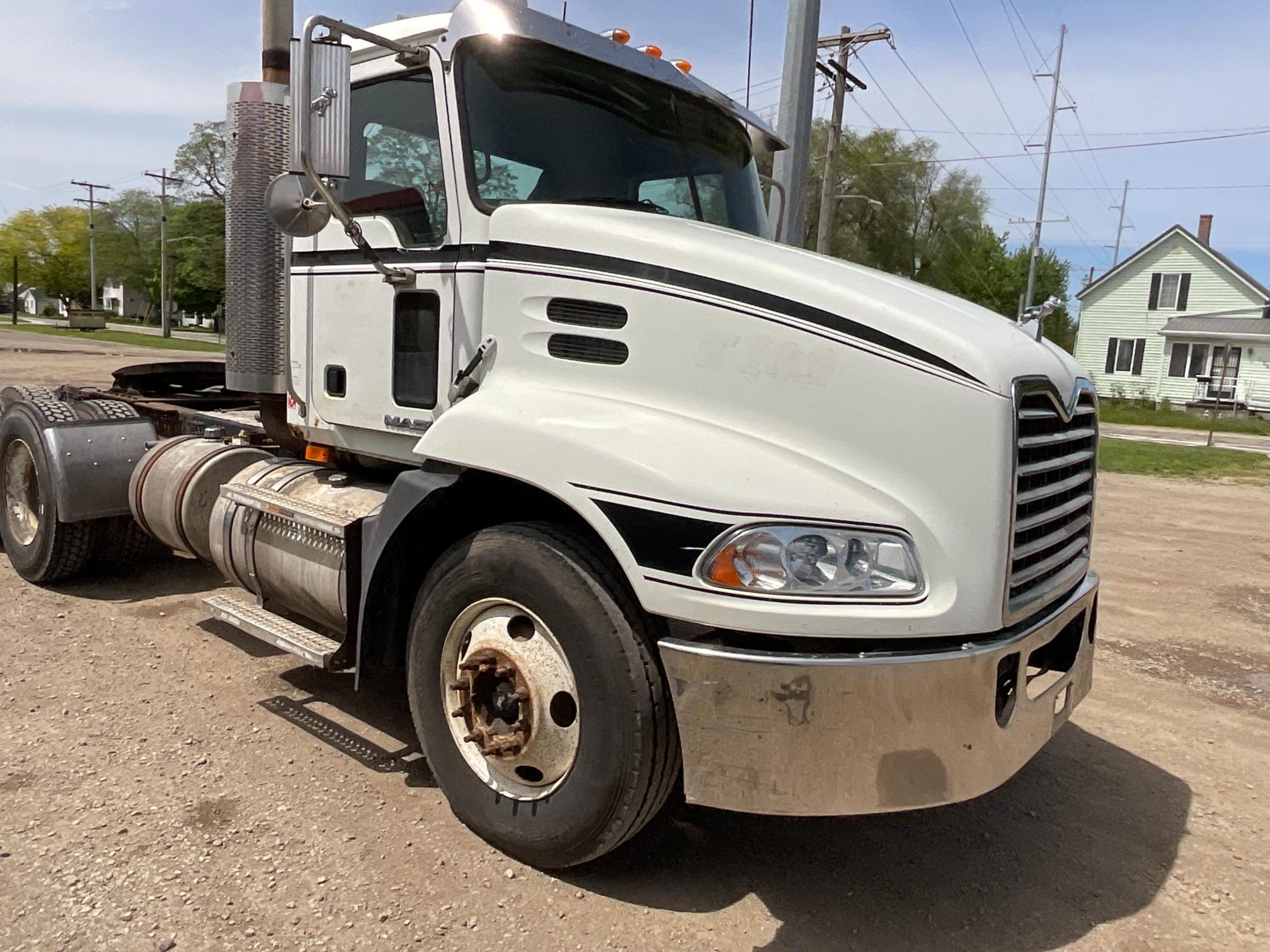 2010 Mack CXU613 Day Cab