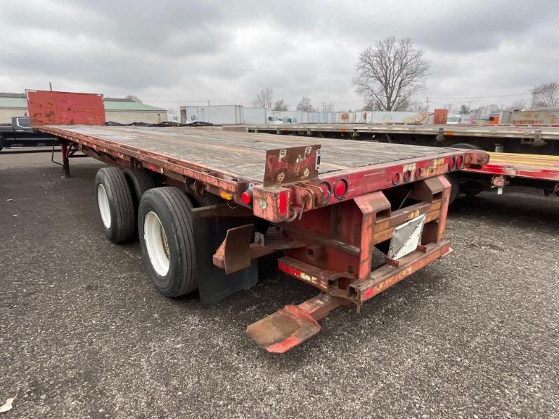 2001 Great Dane Flatbed w/ Moffett Hookup