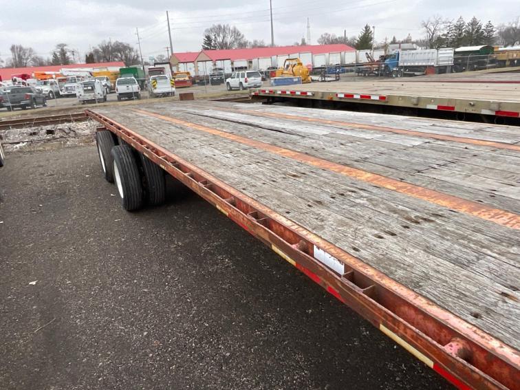 2001 Great Dane Flatbed w/ Moffett Hookup