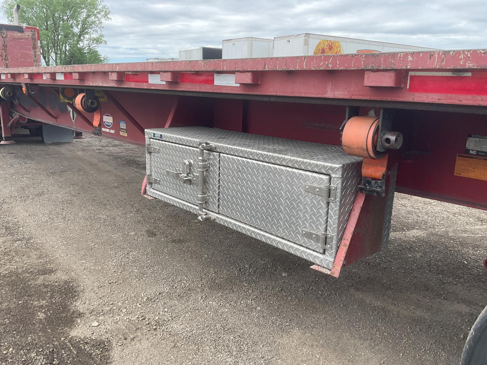 2007 Lufkin Flatbed w/ Moffett Hookup