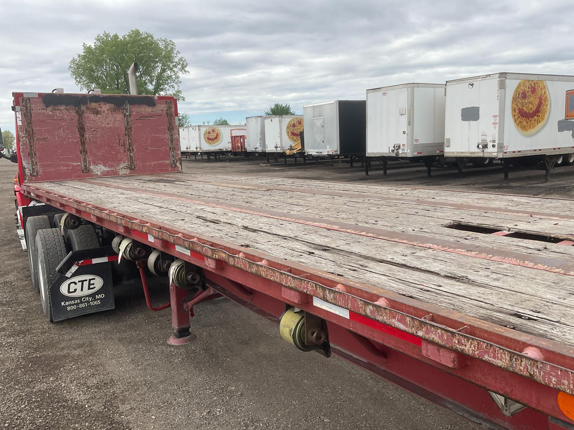 2007 Lufkin Flatbed w/ Moffett Hookup