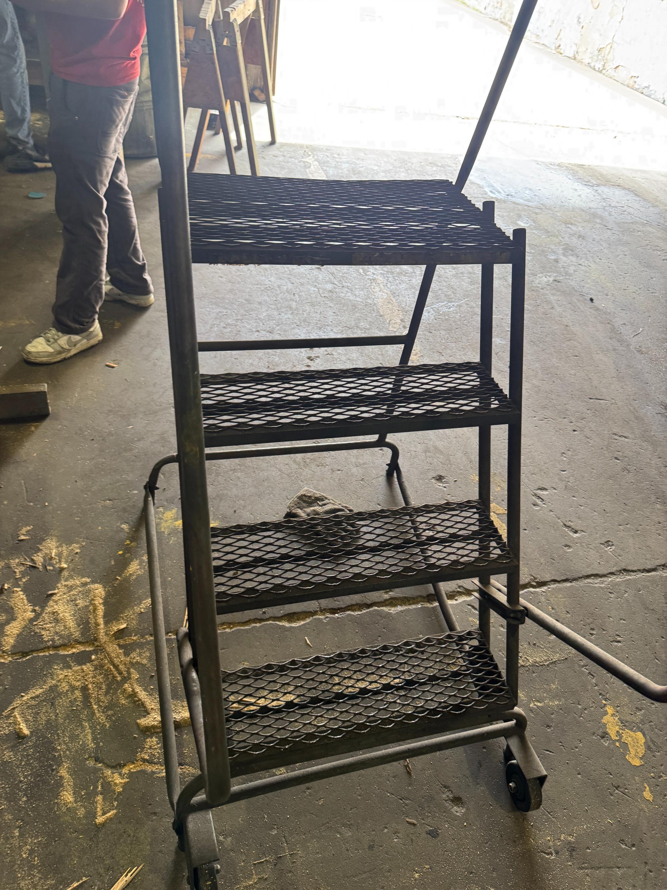 4-Step Rolling Ladder