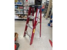 Werner 4' Fiberglass Stepladder