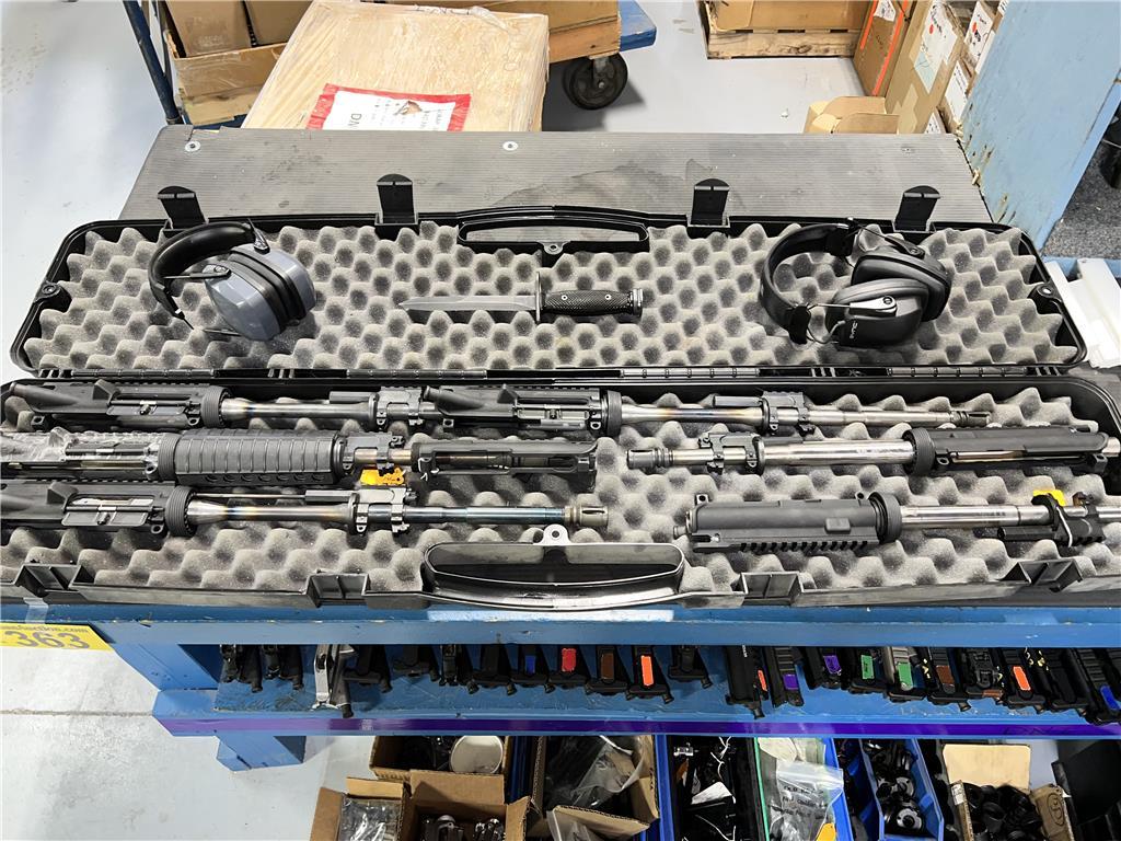 LOT: CONTENTS ON BENCH & PARTS RACK, GUN CASE