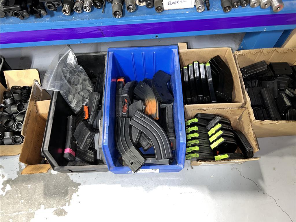 LOT: CONTENTS ON BENCH & PARTS RACK, GUN CASE