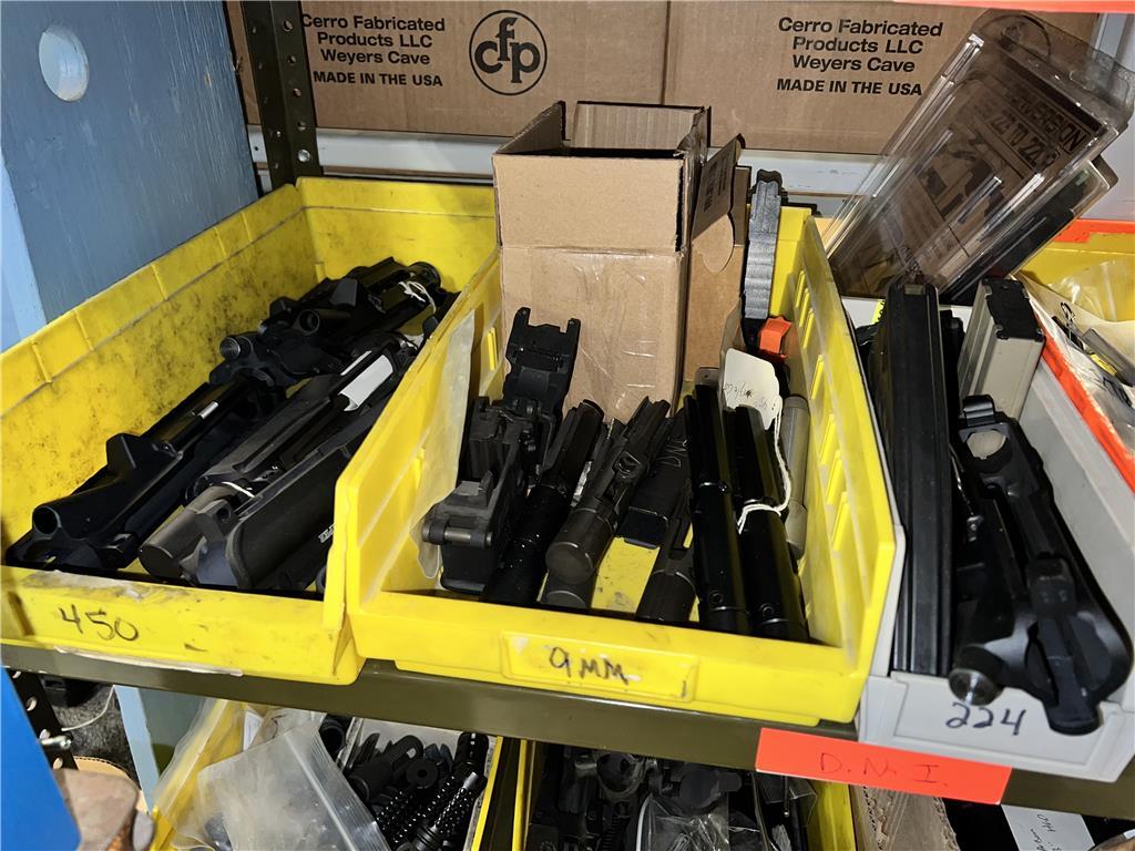 LOT: CONTENTS ON BENCH & PARTS RACK, GUN CASE