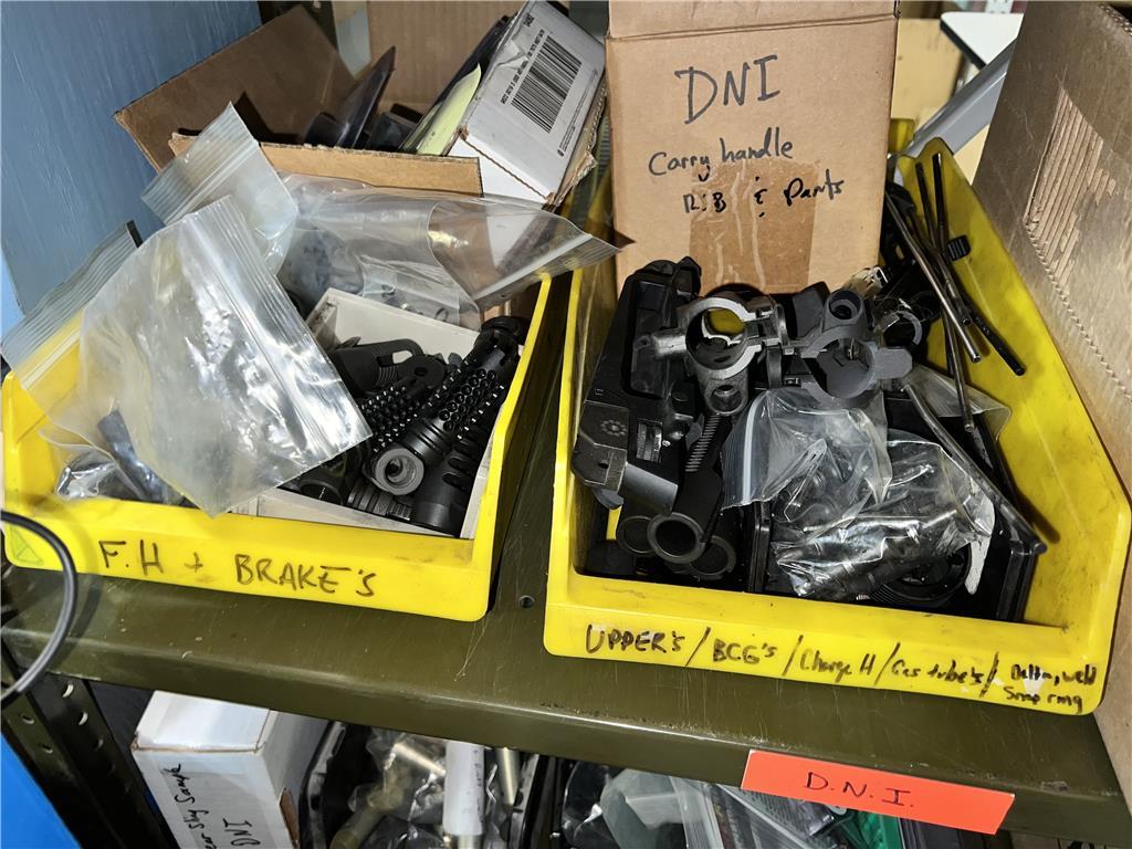 LOT: CONTENTS ON BENCH & PARTS RACK, GUN CASE