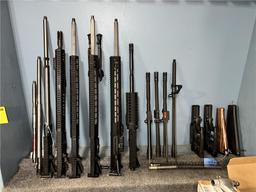 LOT: CONTENTS ON BENCH & PARTS RACK, GUN CASE