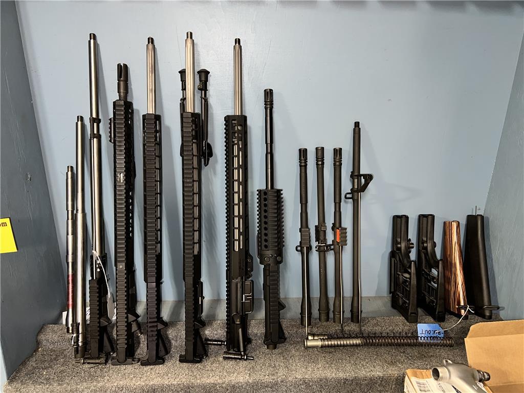 LOT: CONTENTS ON BENCH & PARTS RACK, GUN CASE