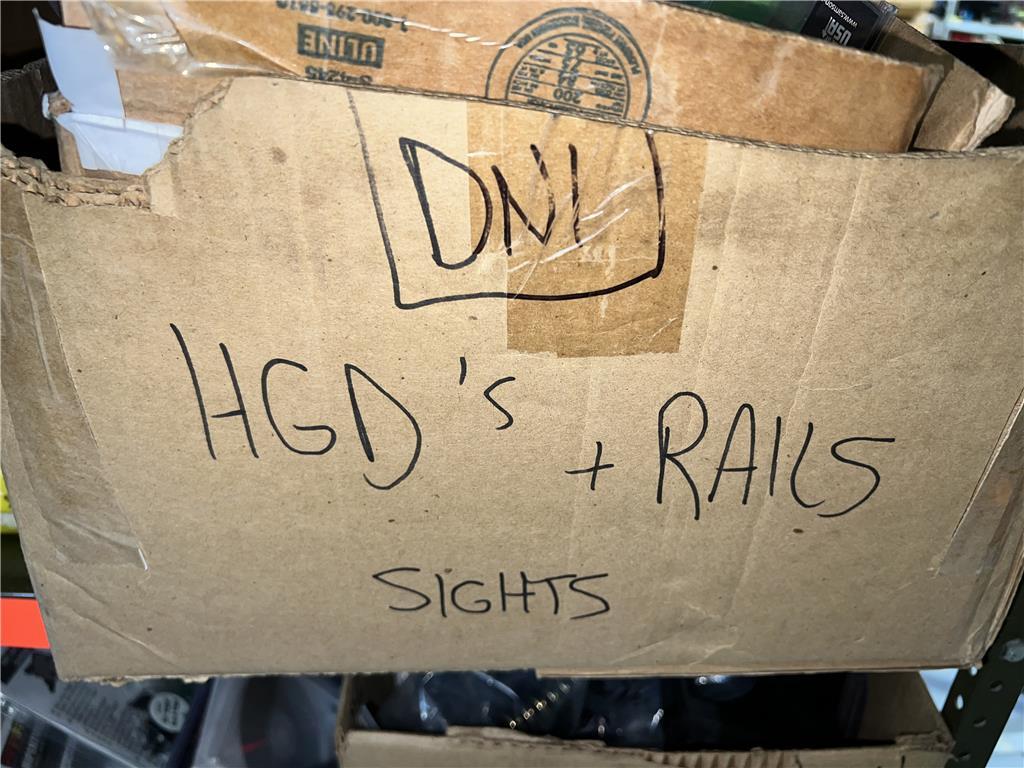 LOT: CONTENTS ON BENCH & PARTS RACK, GUN CASE