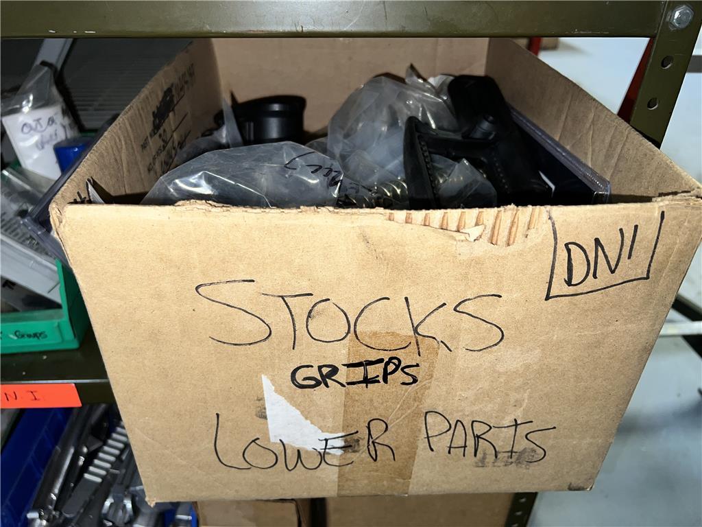 LOT: CONTENTS ON BENCH & PARTS RACK, GUN CASE