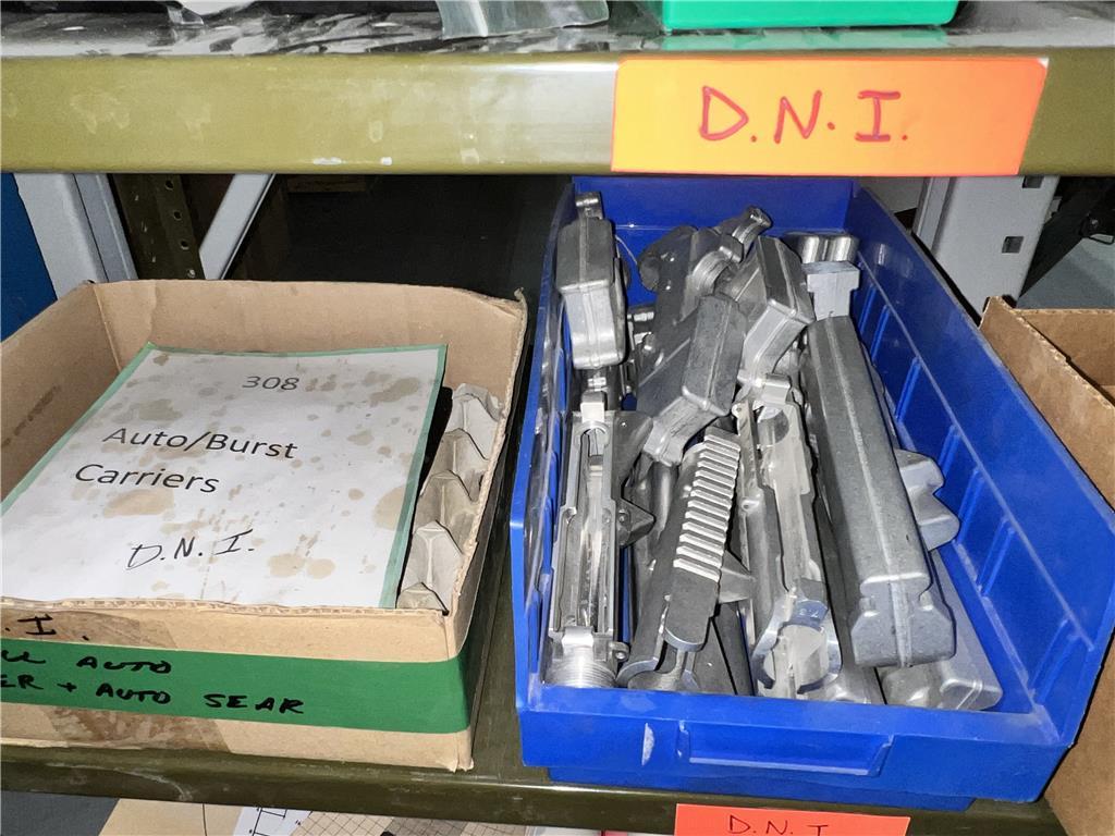 LOT: CONTENTS ON BENCH & PARTS RACK, GUN CASE