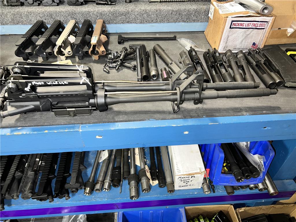 LOT: CONTENTS ON BENCH & PARTS RACK, GUN CASE