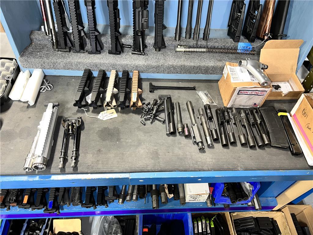 LOT: CONTENTS ON BENCH & PARTS RACK, GUN CASE