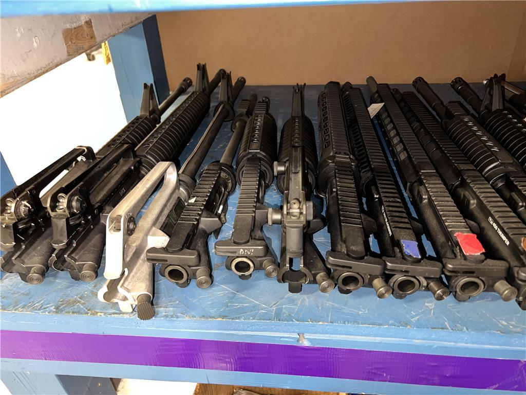 LOT: CONTENTS ON BENCH & PARTS RACK, GUN CASE