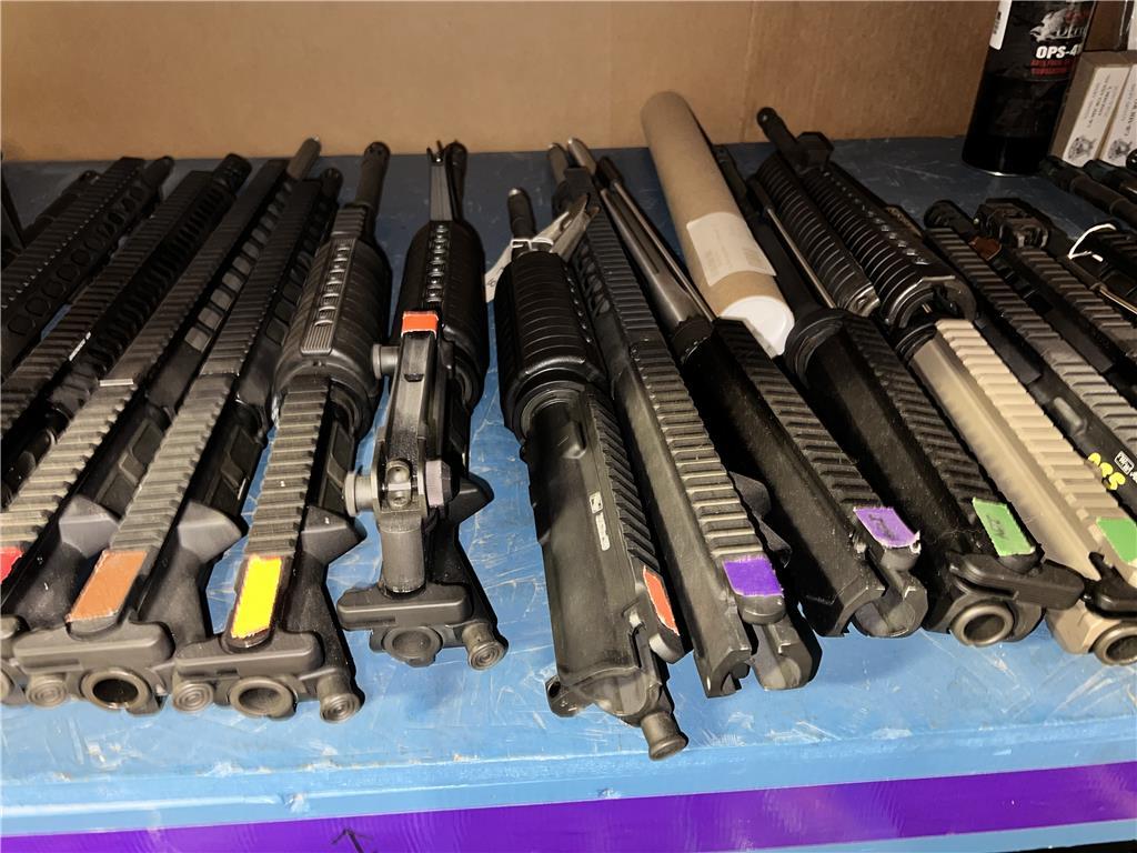 LOT: CONTENTS ON BENCH & PARTS RACK, GUN CASE